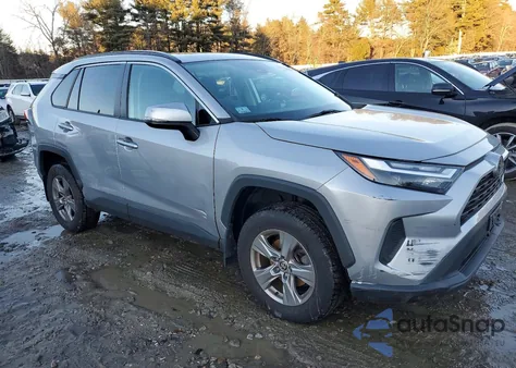 2022 Toyota Rav4 Xle z USA, uszkodzony, nr VIN 2T3P1RFV1NC267087